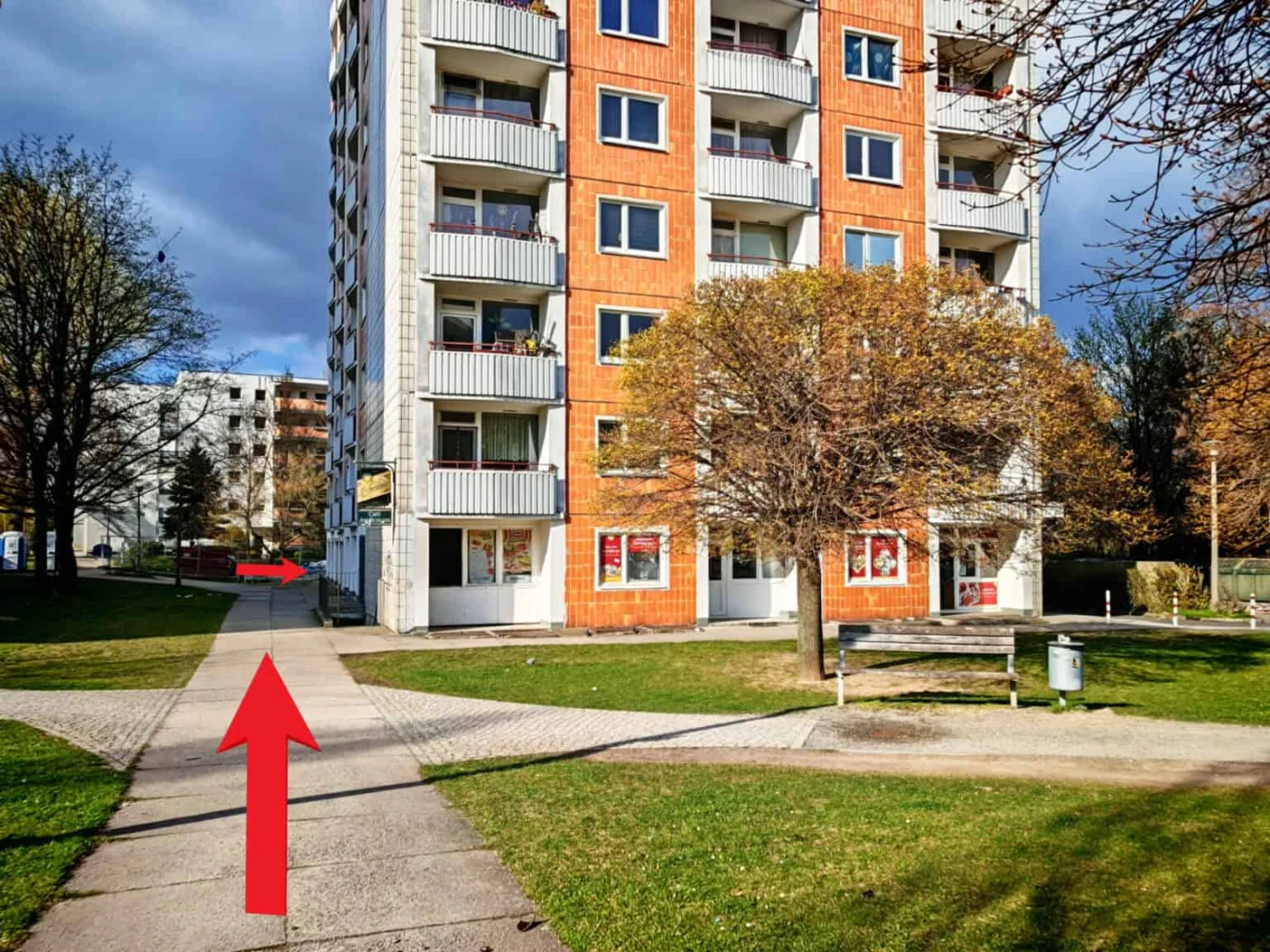 Gebäude Gamigstraße 20 in Dresden Prohlis mit rotem Pfeil, der den Weg an der linken Hausseite nach hinten zum Kosmetikstudio zeigt